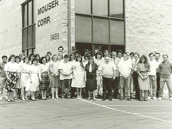 1973 Ảnh nhân viên Mouser đứng trước tòa nhà của Công ty Mouser